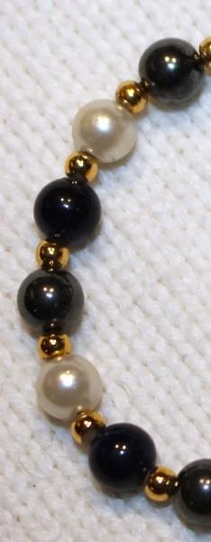 #Colar vintage de 47 cm com pérolas iridescentes, pretas e bolas douradas – photo 4